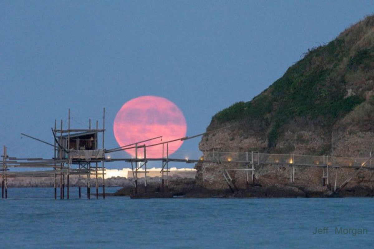 Наблюдается первая в этом году супер Луна
