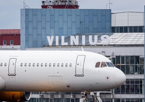 Недалеко от Вильнюса грузовой самолет упал на жилой дом, ведутся поиски четвертого члена экипажа