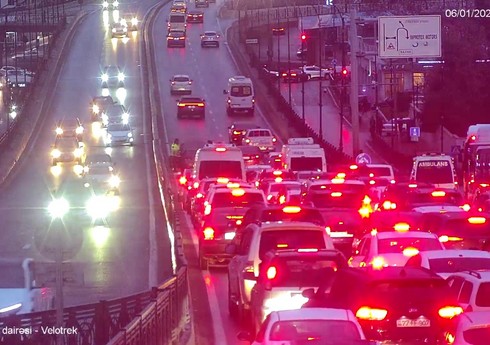 Неисправный автомобиль вызвал затор на улице Алы Мустафаева в Баку