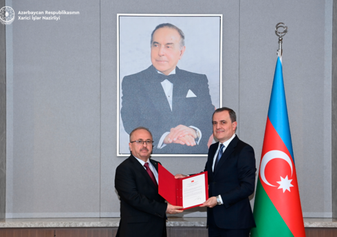 Новый посол Турции в Баку вручил копии верительных грамот главе МИД Азербайджана