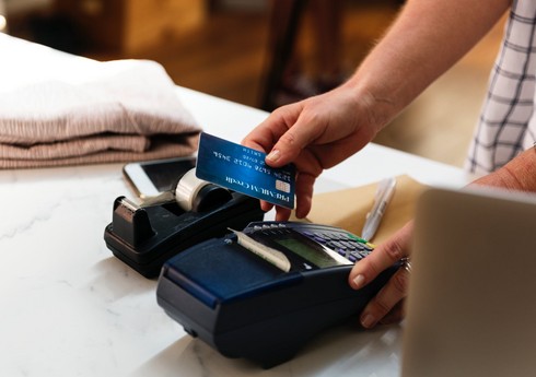 Объем безналичных платежей в Азербайджане в декабре 2024 года вырос на 50%