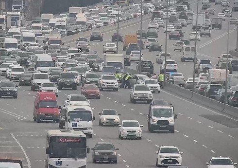 Около автовокзала в Баку произошла авария, образовался затор