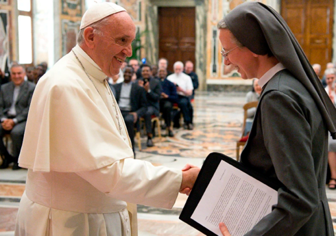 Папа Франциск впервые назначил женщину главой крупного ведомства Ватикана