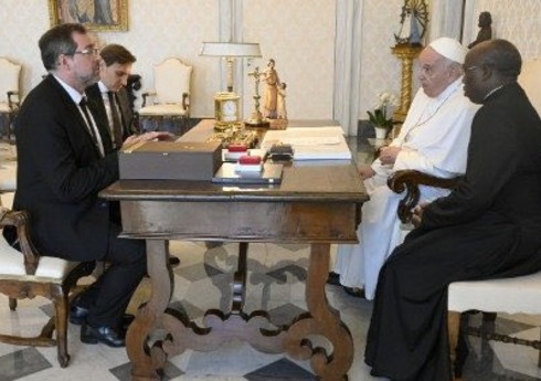 Папа Римский обсудил с украинским послом возможный визит в Киев