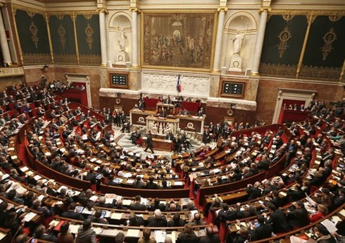 Парламент Франции выразил вотум недоверия правительству