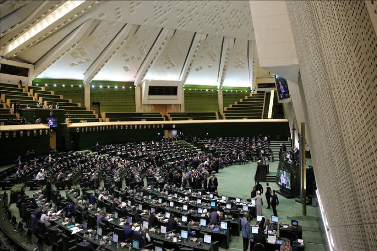 Парламент Ирана выступил против преподавания литературы на родном языке в школах