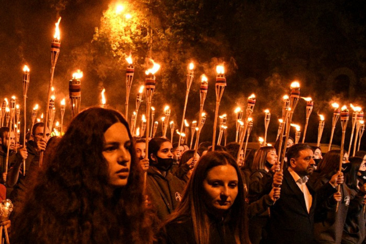 Пашинян осудил сожжение флагов Азербайджана и Турции во время шествия в честь памяти «жертв геноцида»