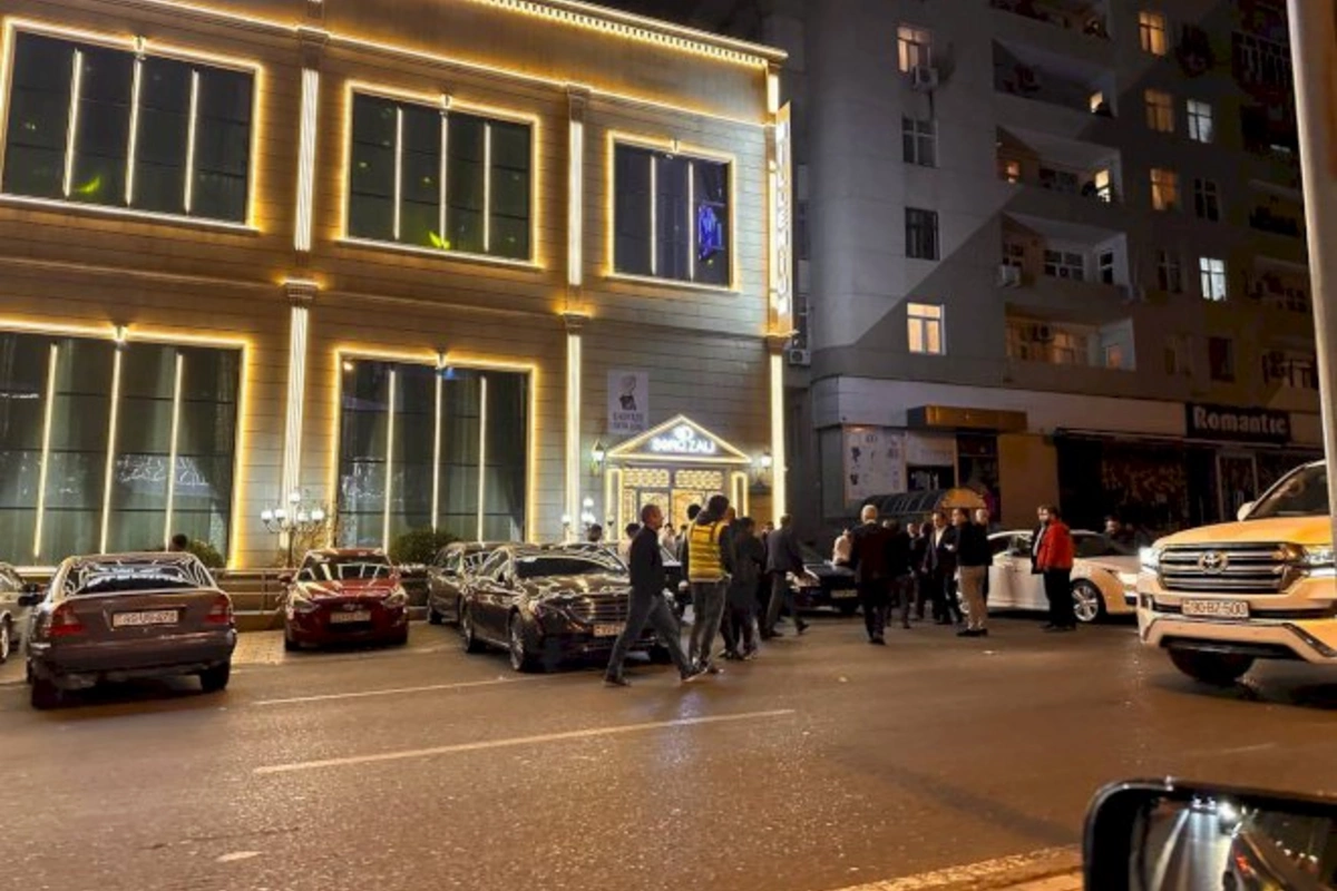 Перед дворцом торжеств в Баку произошла массовая драка