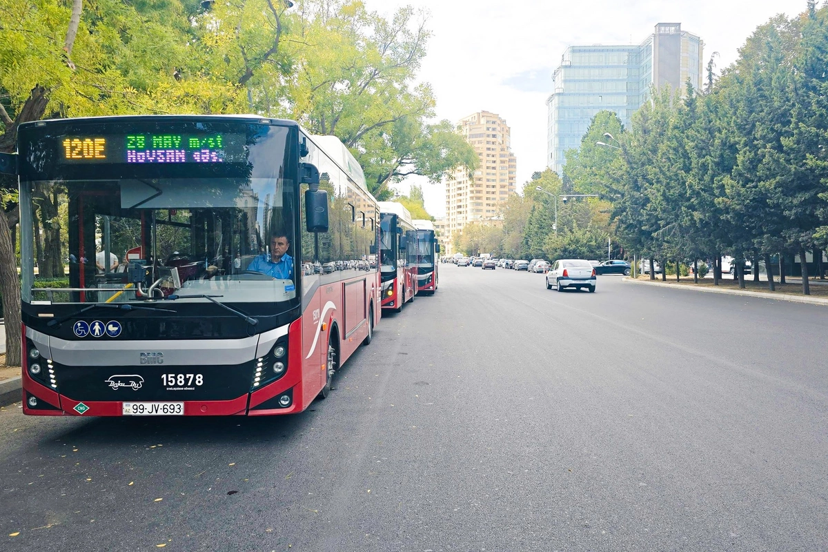 Переполненные автобусы и высокие цены: пассажиры маршрута 120E возмущены