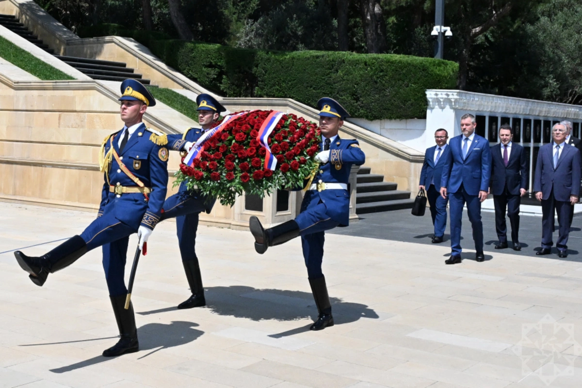 Петер Пеллегрини почтил память шехидов в Баку