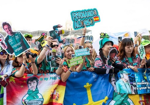 Пилоты Формулы-1 встретились с болельщиками в Баку