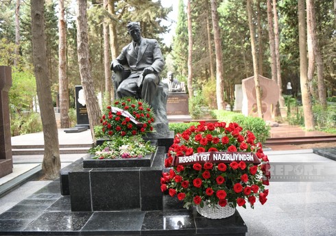 По случаю Дня национальной музыки деятели искусства посетили могилу Узеира Гаджибейли