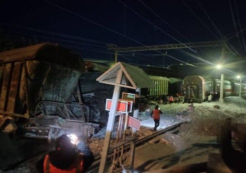 Под Мурманском грузовой состав столкнулся с пассажирским поездом