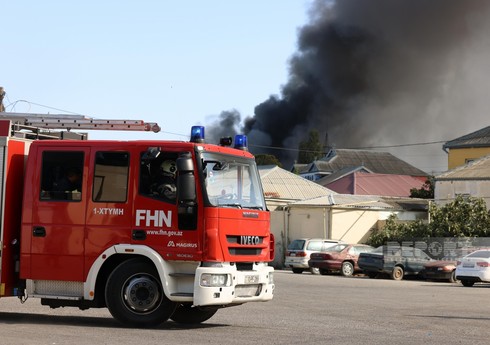 Полиция ограничила доступ к месту пожара в Сураханском районе