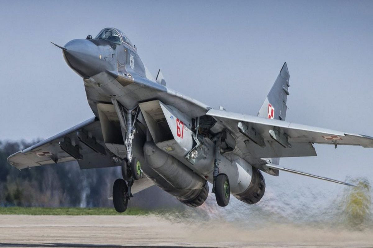 Польша подняла в воздух военные самолеты из-за ракетных ударов России по территории Украины