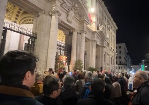 Поминальная молитва прошла перед церковью, где похоронят Папу Римского Франциска