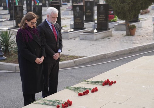 Посол США почтил в Гяндже память жертв армяно-азербайджанского конфликта