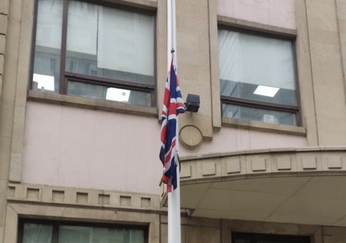 Посольство Британии приспустило флаг в связи с днем траура в Азербайджане