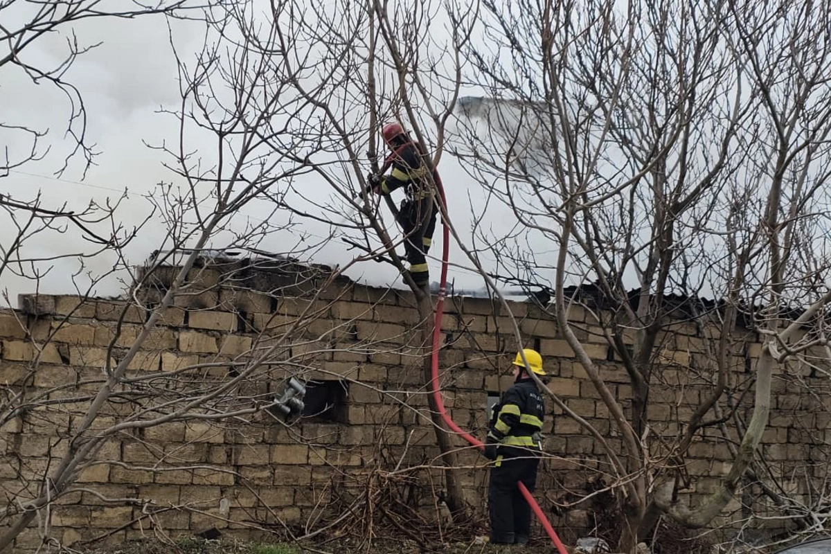 Пожар на проспекте Парламента в Баку полностью потушен