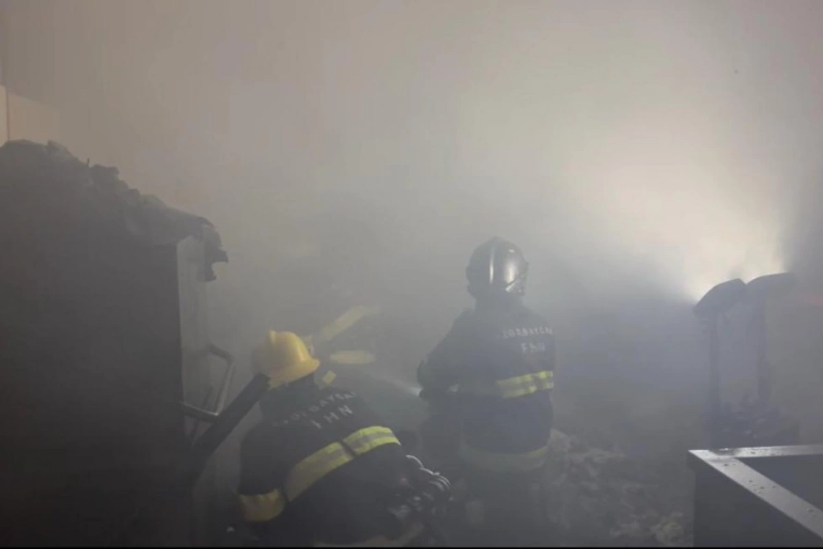 Пожар на складе в Баку полностью потушен, движение транспорта восстановлено