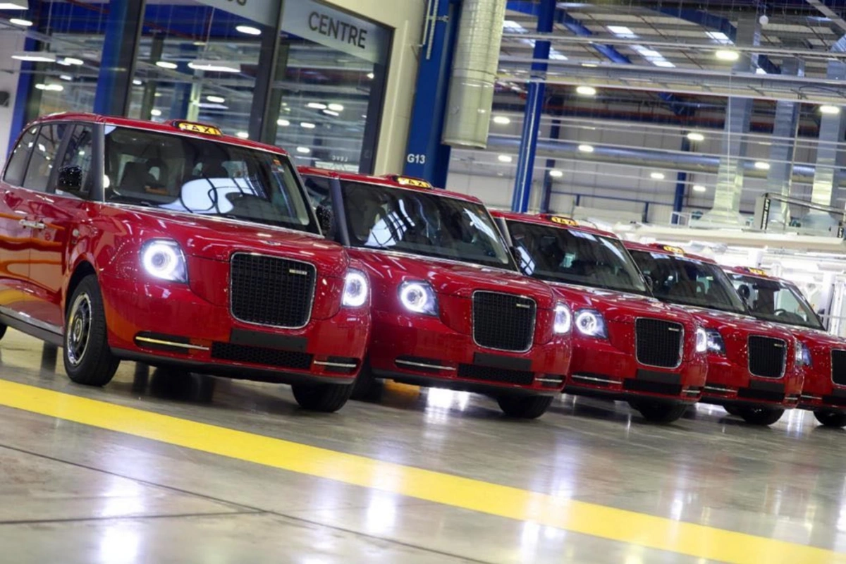 Пожар в гараже "лондонских такси" в Баку