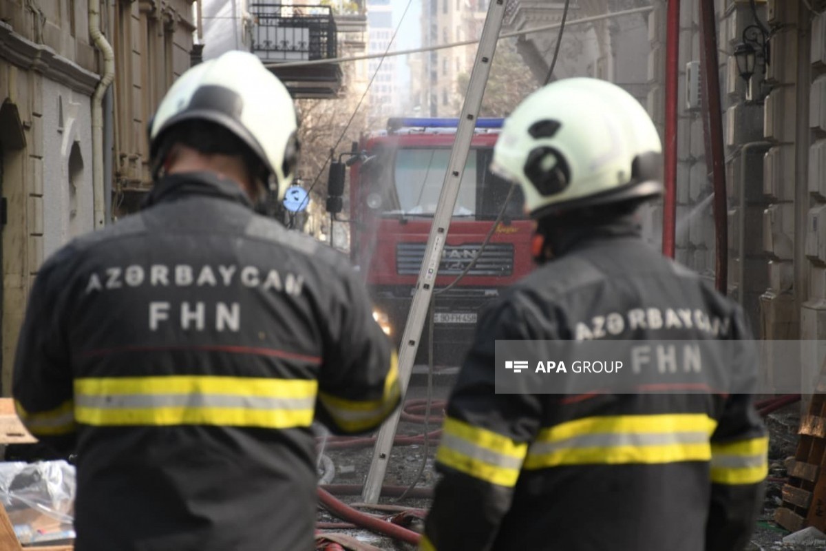 Пожар в здании в центре Баку взят под контроль, жильцы эвакуированы, есть пострадавшая -ФОТО-ВИДЕО-ОБНОВЛЕНО-2