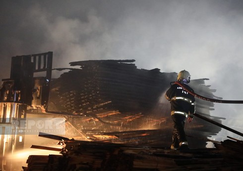 Пожарные ликвидируют возгорание на рынке древесины в Наримановском районе Баку