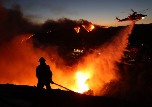 Пожарные начали брать под контроль распространение двух мощных пожаров к западу и к востоку от Лос-Анджелеса