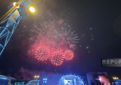 Праздничный концерт на Бакинском бульваре завершился грандиозным фейерверком