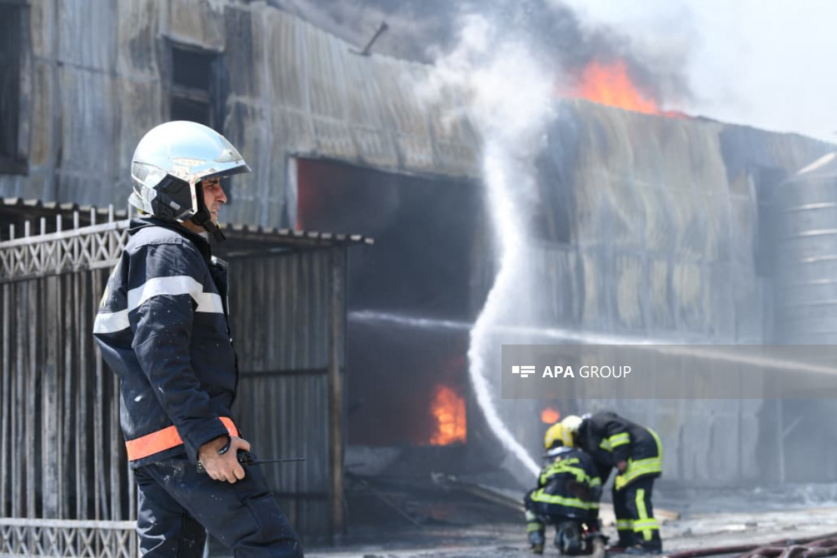Предотвращено распространение огня на красильном заводе в поселке Ашагы Гюздек-ОБНОВЛЕНО-1-ФОТО-ВИДЕО