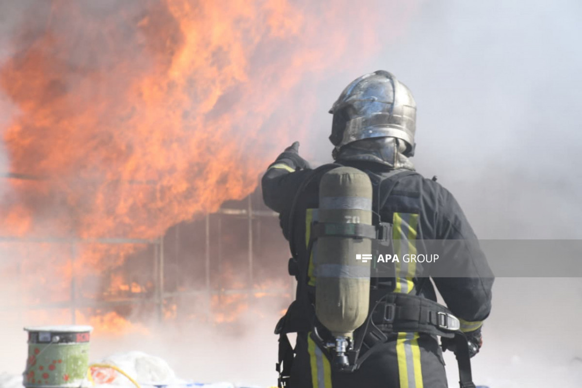 Предотвращено распространение пожара в магазине по продаже красок в Баку – ФОТО – ОБНОВЛЕНО-5-ВИДЕО
