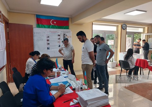 Председатель избирательного участка в Баку отмечает высокую явку избирателей