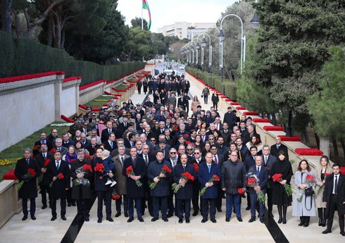 Представители аккредитованного в Азербайджане дипкорпуса посетили Аллею шехидов