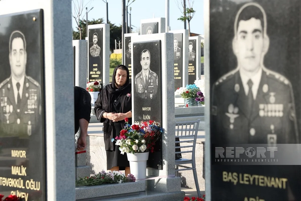 Представители общественности посещают Военное мемориальное кладбище в Баку