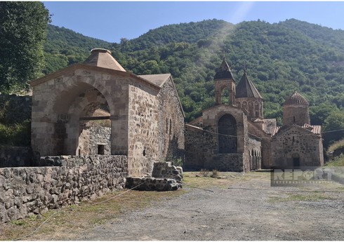 Представителям медиа рассказали об армянском вандализме в монастыре Худавенг