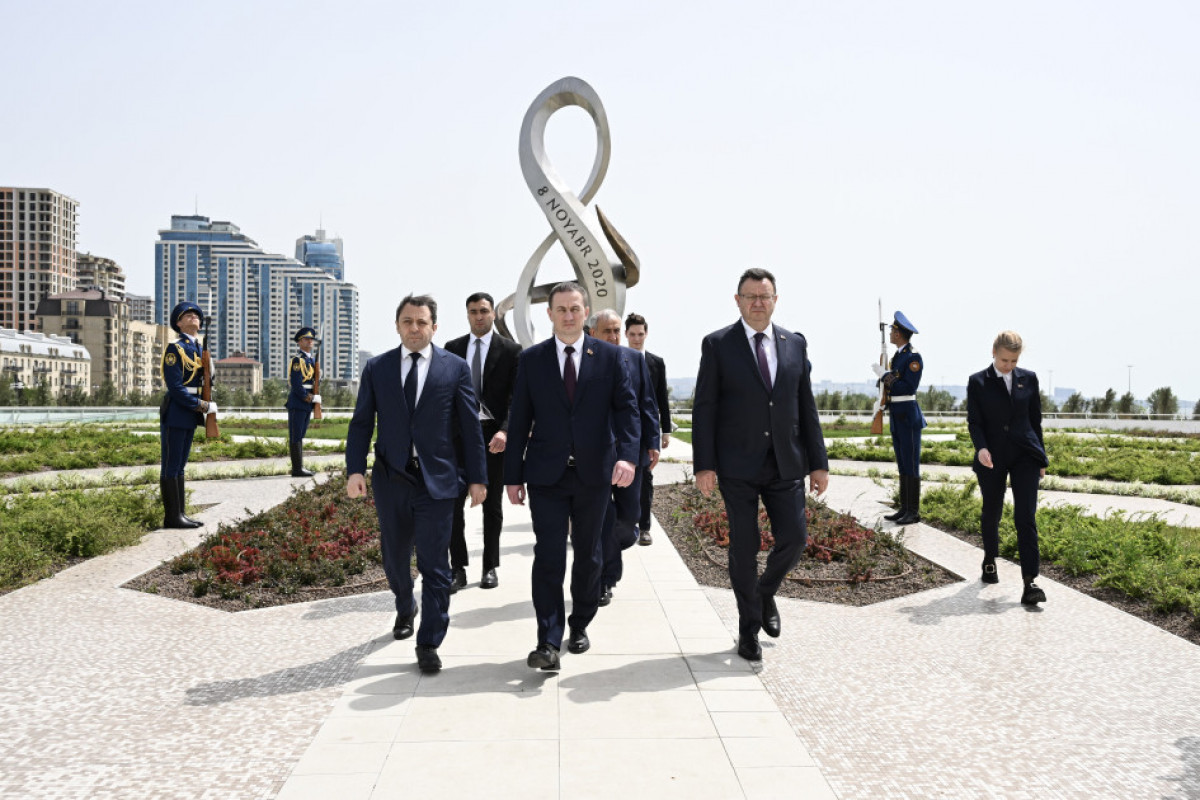 Премьер-министр Беларуси посетил Парк Победы в Баку
