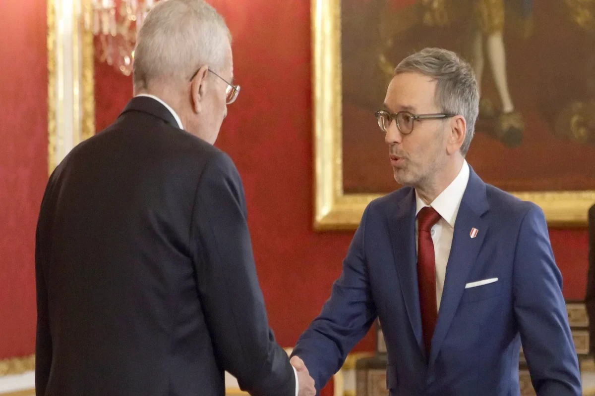 Президент Австрии поручил лидеру крайне правой партии сформировать новое правительство