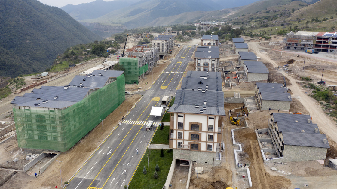 Президент Азербайджана ознакомился со строительством жилого комплекса на 524 семьи в городе Кяльбаджар