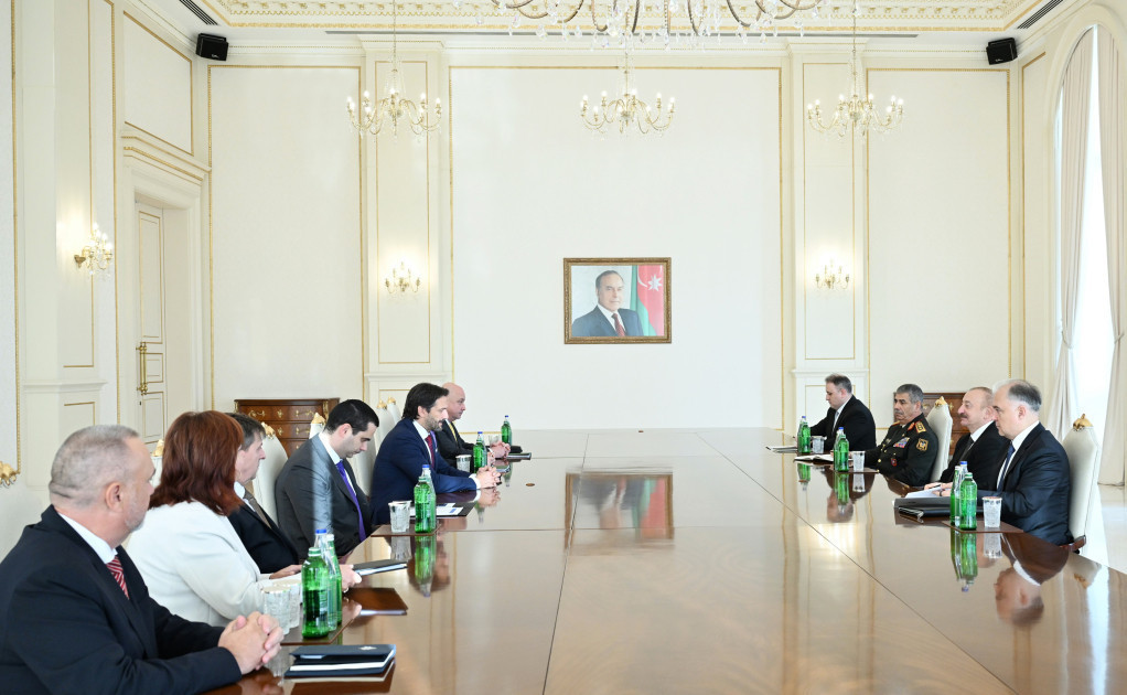 Президент Азербайджана принял министра обороны Словакии