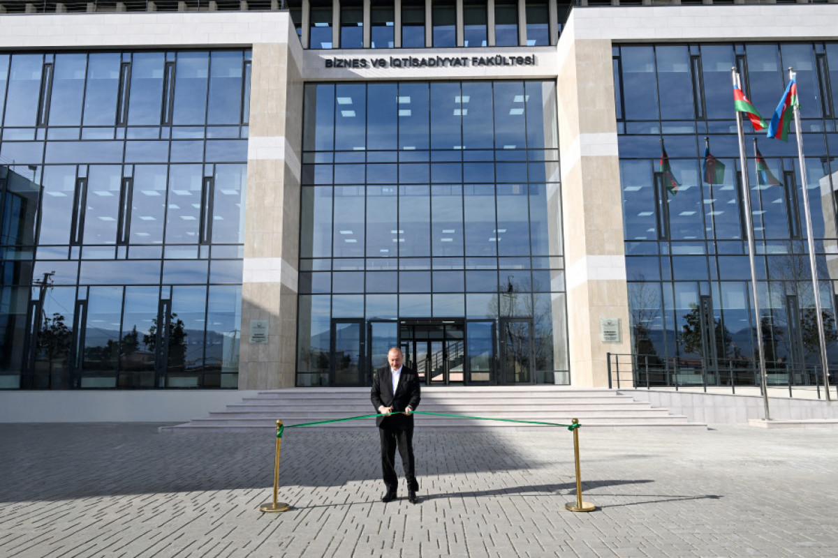 Президент Азербайджана принял участие в открытии здания факультета бизнеса и экономики Карабахского университета