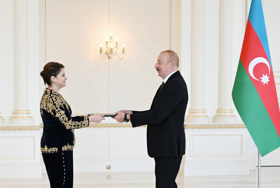 Президент Азербайджана принял верительные грамоты нового посла Алжира