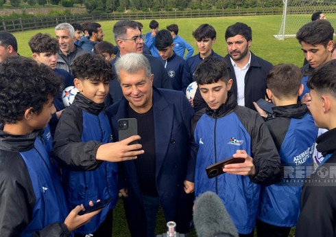 Президент "Барселоны" встретился с юными футболистами в Баку