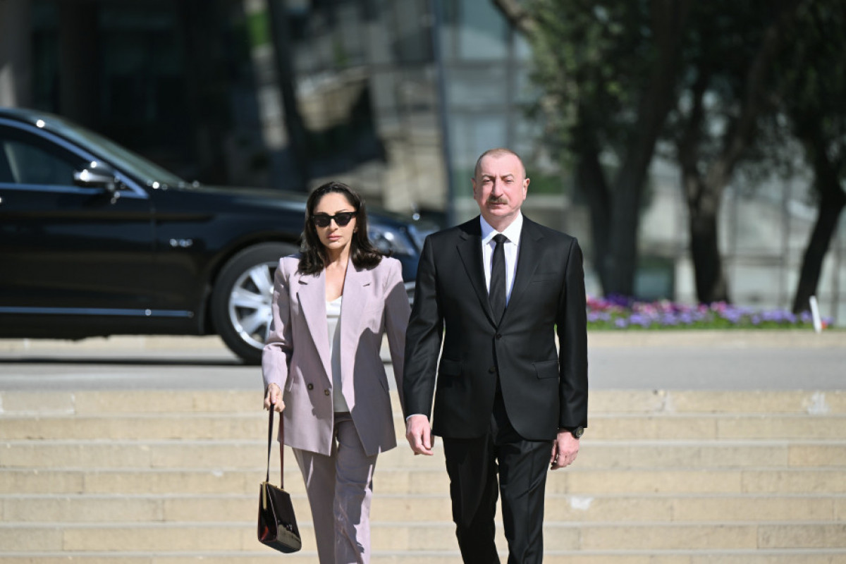 Президент Ильхам Алиев и первая леди Мехрибан Алиева почтили память сынов и дочерей Азербайджана, погибших в борьбе за Победу над фашизмом-ОБНОВЛЕНО