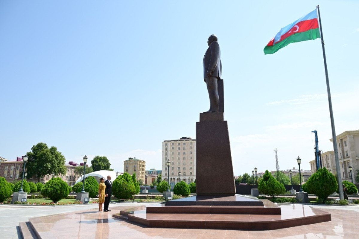 Президент Ильхам Алиев посетил памятник Общенациональному лидеру Гейдару Алиеву в городе Нахчыван