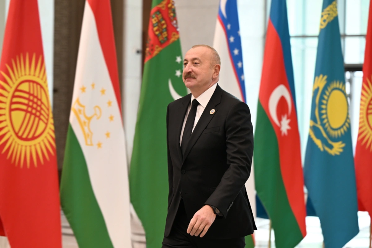 Президент Ильхам Алиев прибыл в Конгресс-центр в Ташкенте