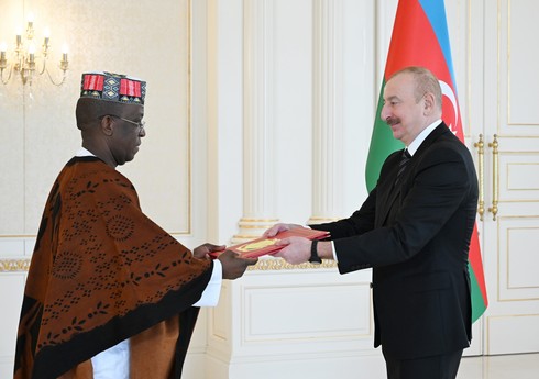 Президент Ильхам Алиев принял верительные грамоты новоназначенного посла Гвинеи