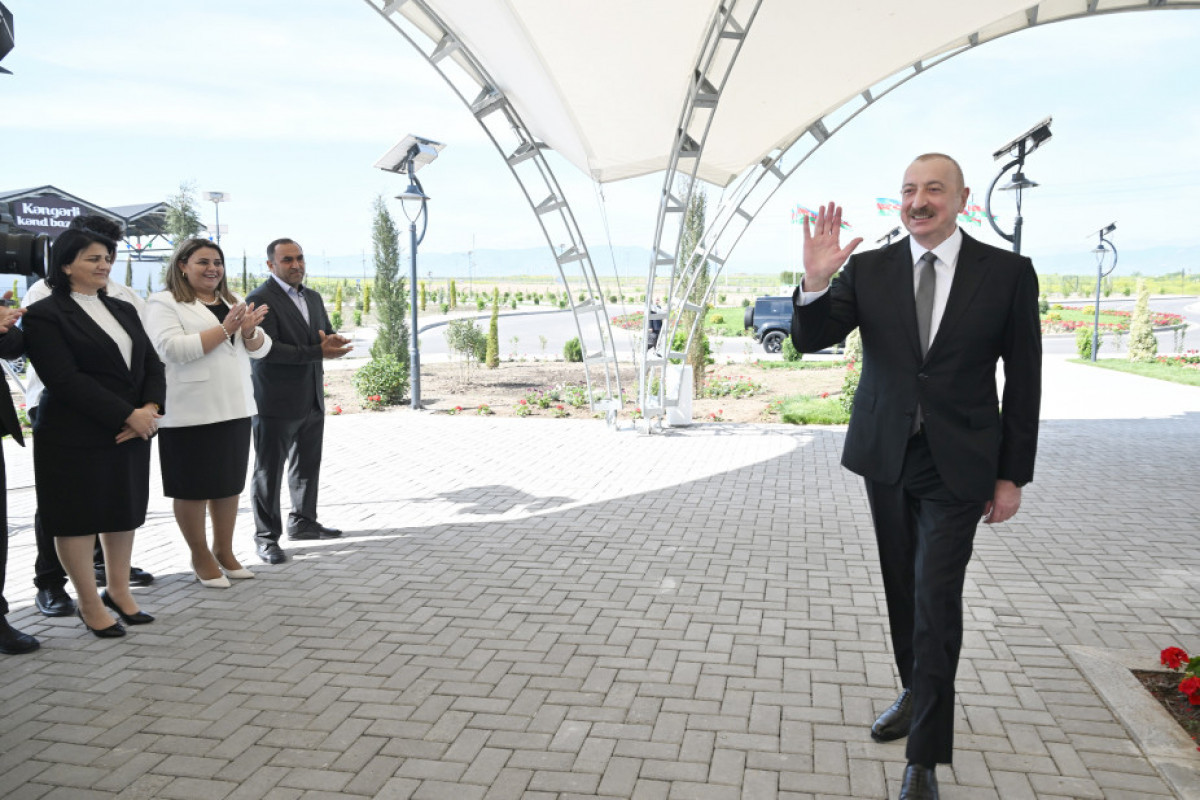 Президент Ильхам Алиев встретился с жителями, переселившимися в село Кенгерли Агдамского района, вручил им ключи от домов -ФОТО-ОБНОВЛЕНО
