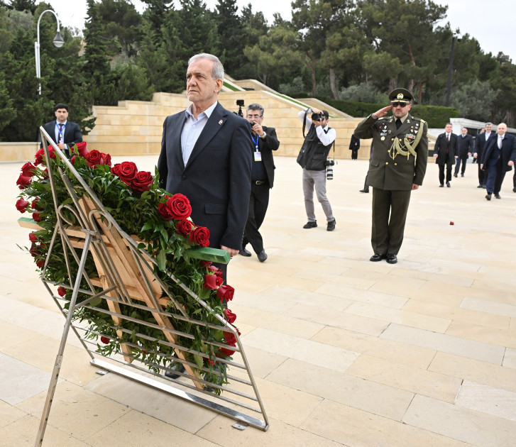 Президент Ирана почтил память шехидов в Баку