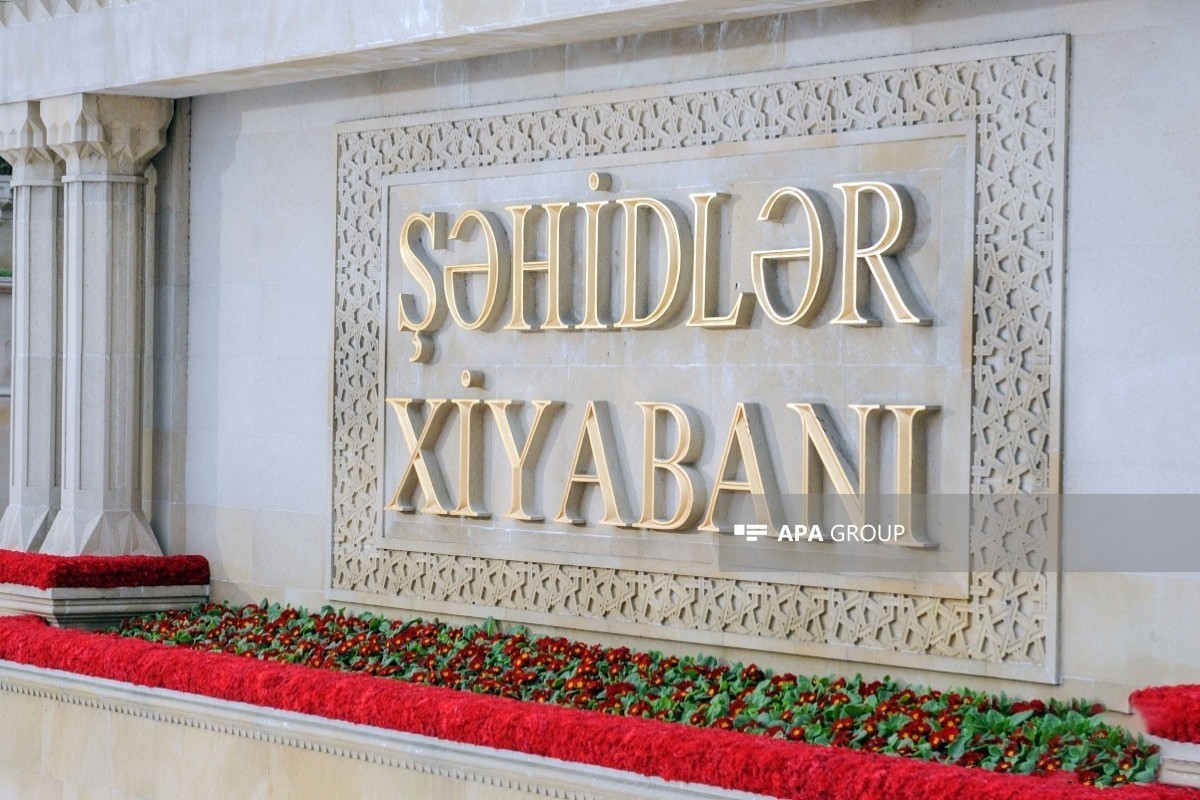 Президент Латвии посетил Аллею шехидов в Баку