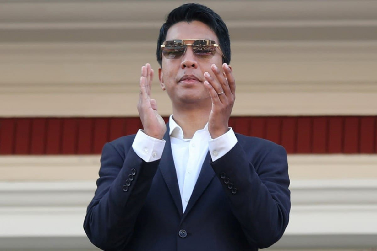 Президент Мадагаскара покинул страну на фоне протестов